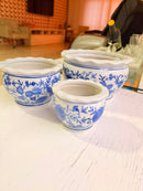 Trio de cachepots de cerâmica azul e branco em detalhe