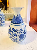 Detalhe do vaso decorativo azul e branco em porcelana SKU 261047