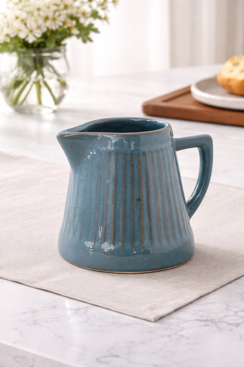 Leiteira de Cerâmica Frisada 1L Azul Acqua Marine – Elegância e Sofisticação na Sua Mesa