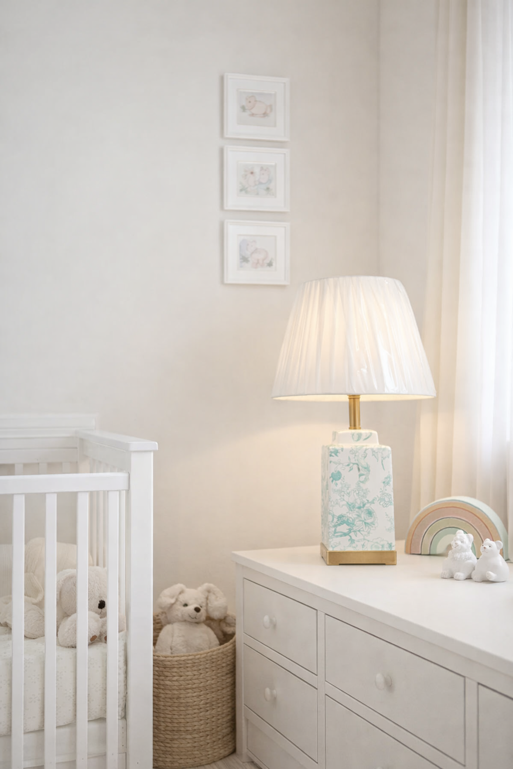 Abajur Luminária de Mesa Porcelana Branco com Verde e Metal Dourado 65x34 cm