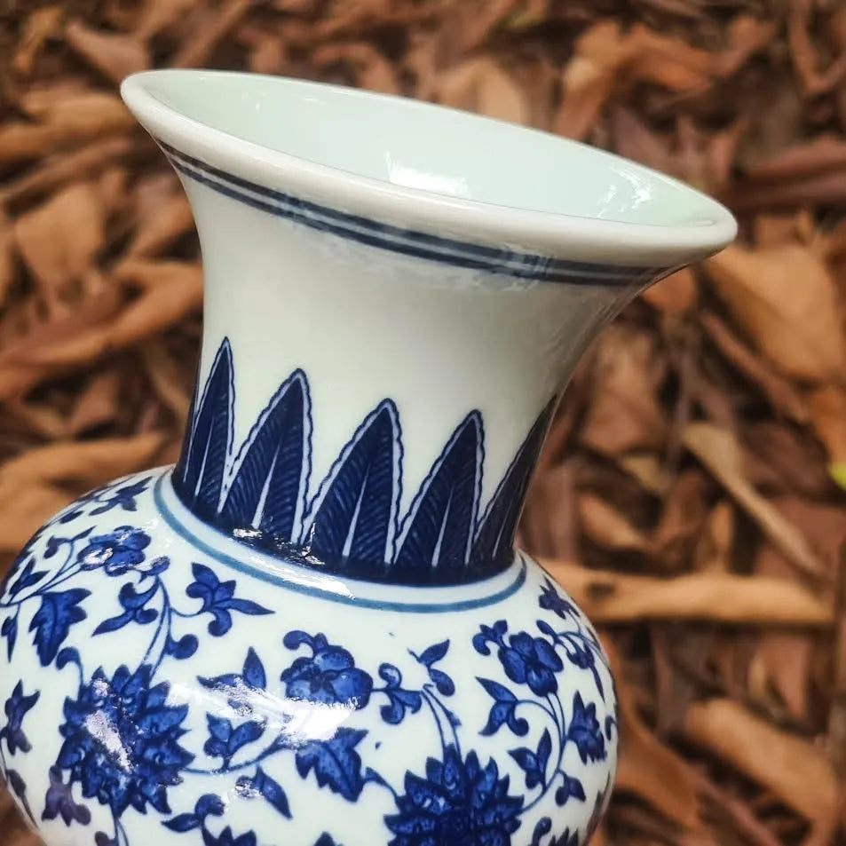 Vaso Decorativo Mini em Porcelana Azul e Branco 13x10cm – Charme e Delicadeza