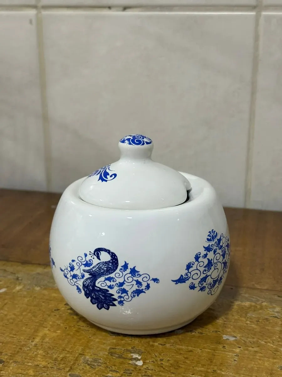Kit Café da Manhã 3 Peças em Cerâmica Branca com Decoração de Pavão – Bule, Leiteira e Açucareiro
