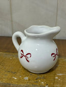 Leiteira Porcelana Branca com Corações Vermelhos Love 18x13x13 cm