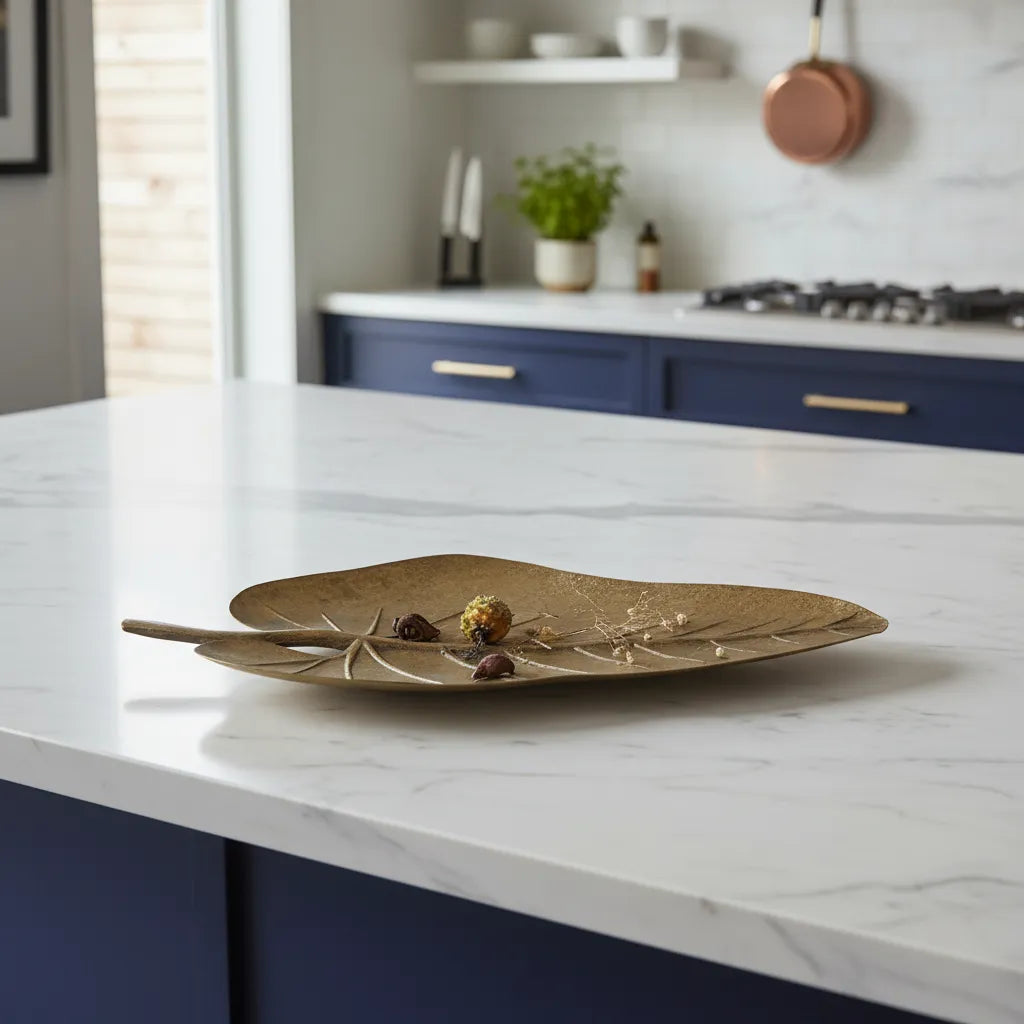 Travessa Decorativa em Metal Formato Folha – Requinte 40 x 19 cm | Bronze
