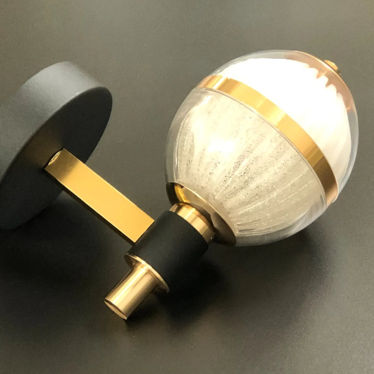 Arandela Moderna Globo Branco com Estrutura Rosê Gold 23x19cm – Bivolt