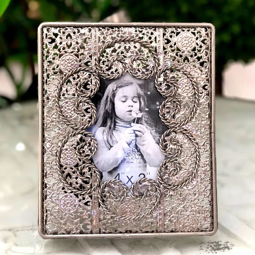 Porta-Retrato Vintage Prateado em Metal Vazado 7x12