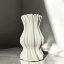 Vaso Decorativo em Cerâmica Branco 29cm – Design Moderno com Curvas Elegantes