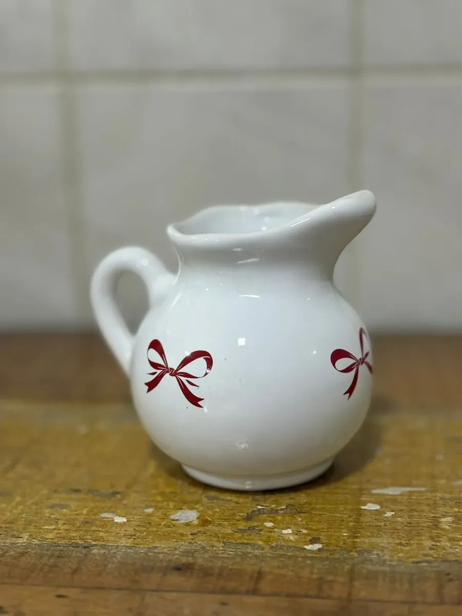 Leiteira Porcelana Branca com Corações Vermelhos Love 18x13x13 cm