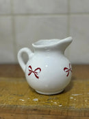 Leiteira Porcelana Branca com Corações Vermelhos Love 18x13x13 cm
