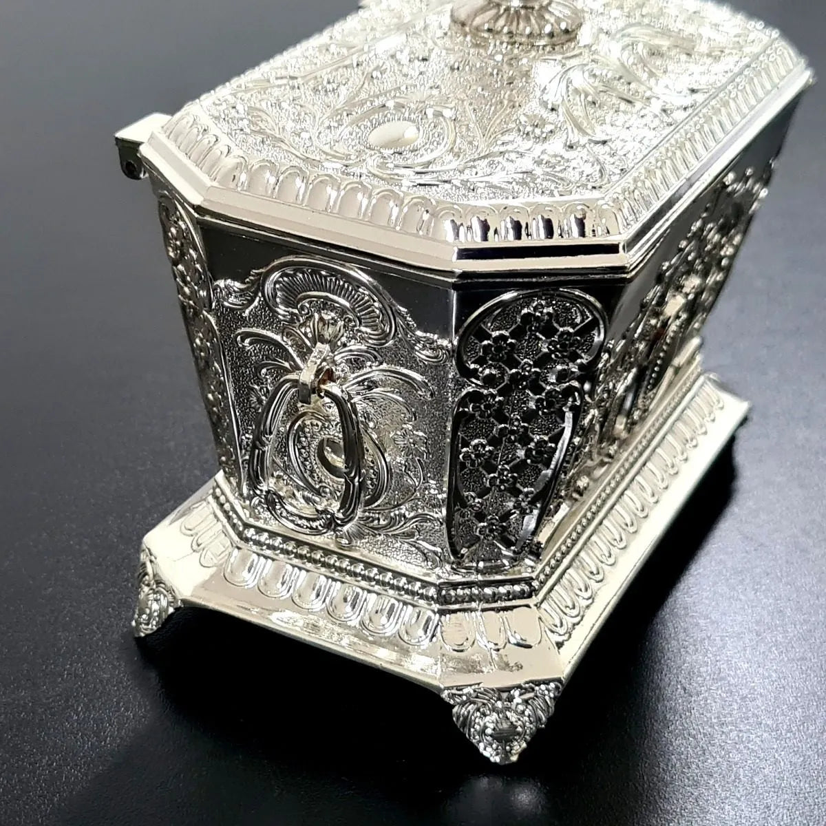 Açucareiro Indiano em Metal Prateado com Acabamento Fino 17x15