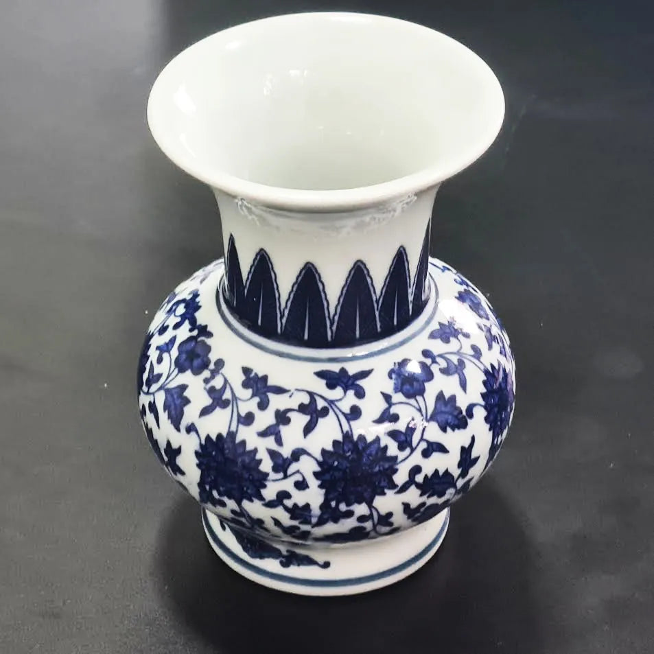 Vaso Decorativo Mini em Porcelana Azul e Branco 13x10cm – Charme e Delicadeza