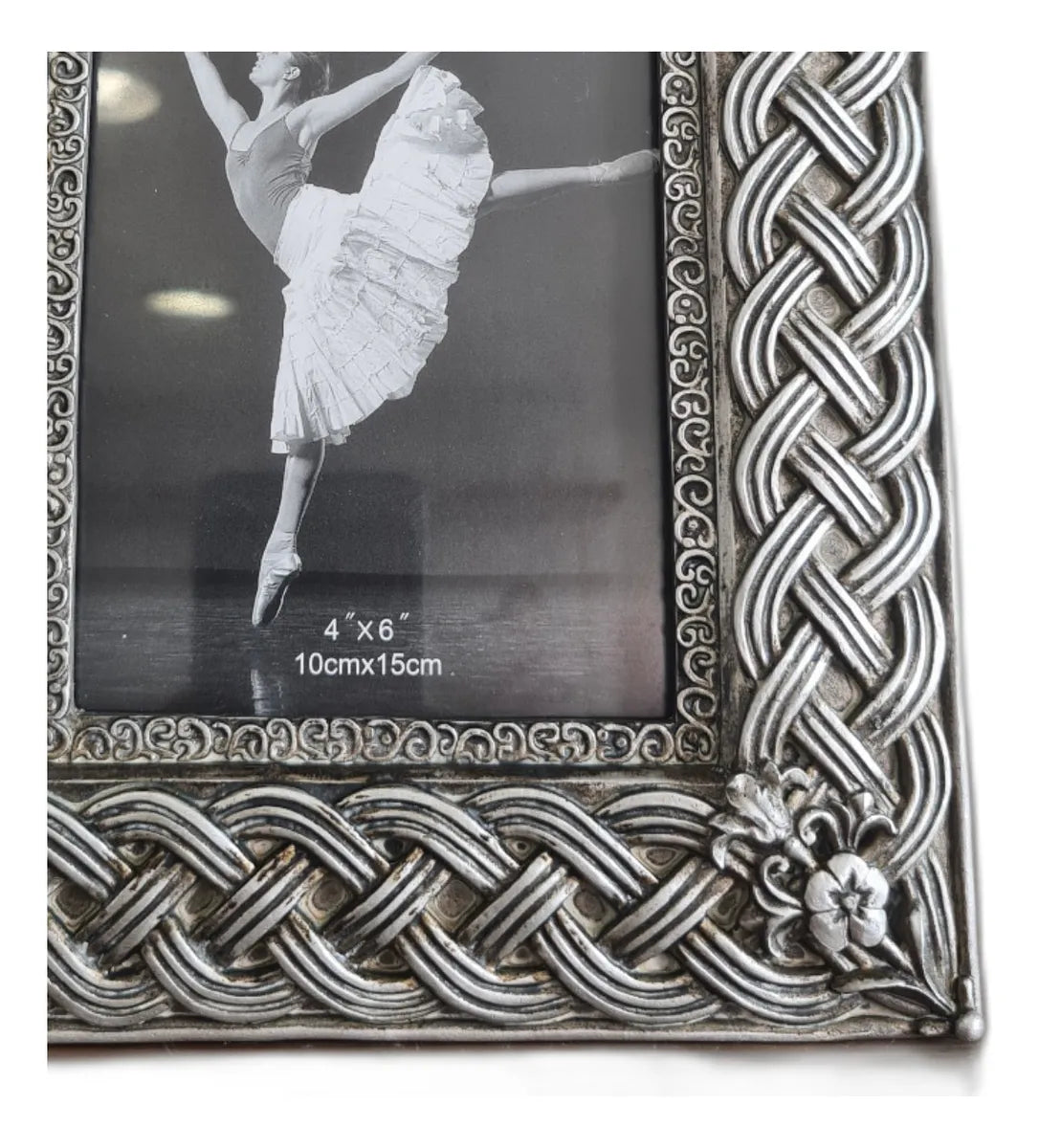 Porta-Retrato Elegance Prata em Poliresina 10x15 – Moldura Vintage com Relevo