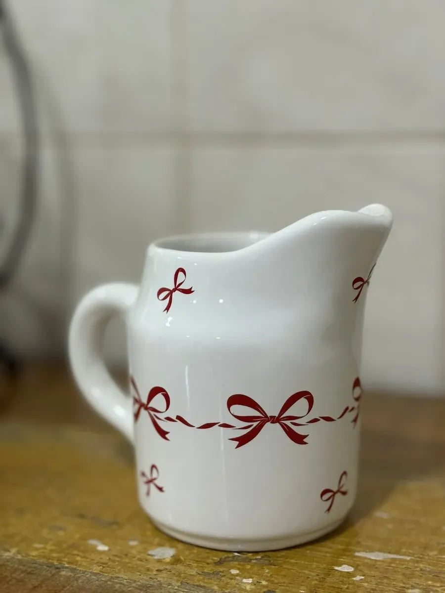 Leiteira Porcelana Branca com Corações Vermelhos Love Tamanho G 20x11x16 cm