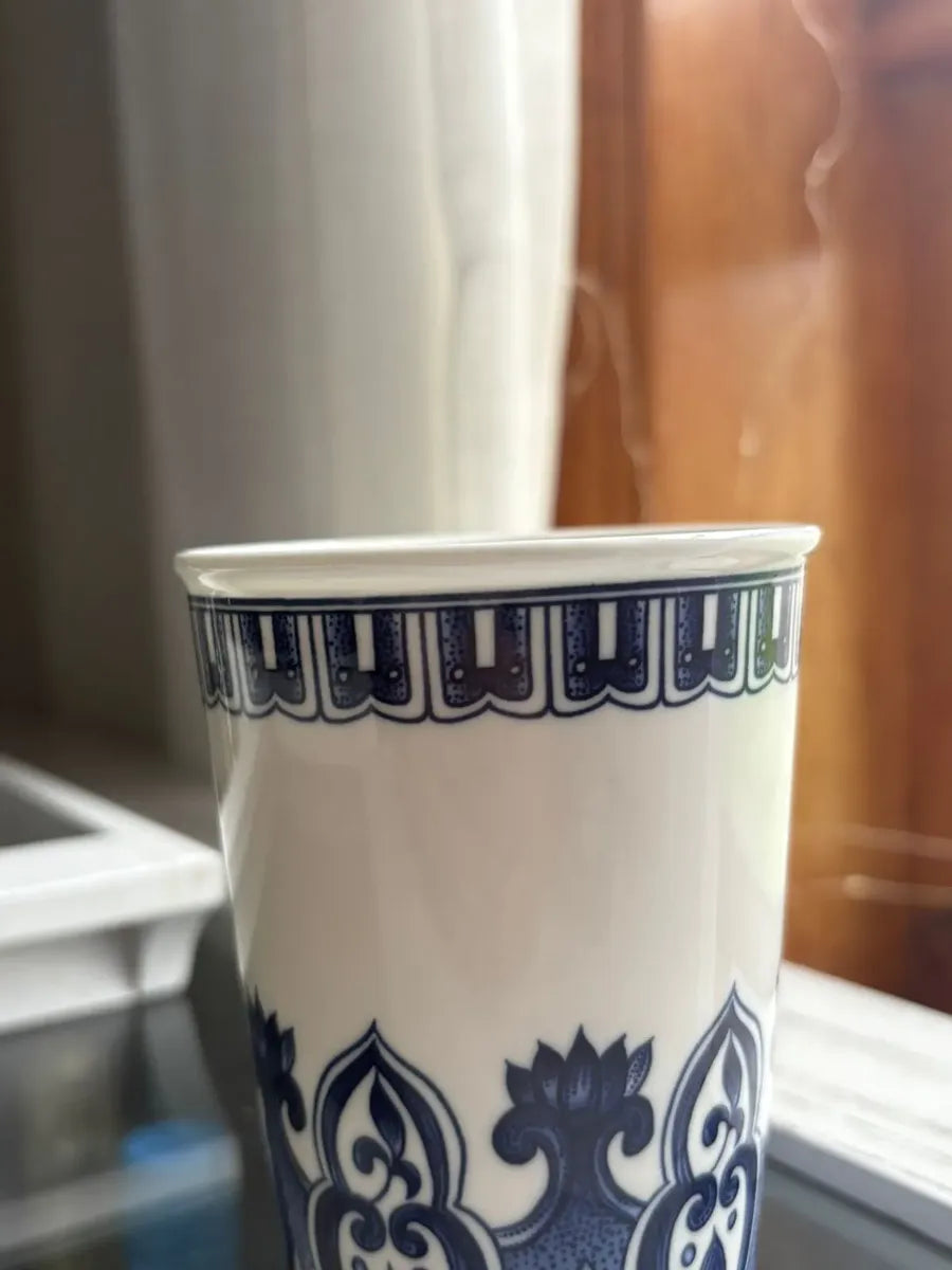 Vaso Decorativo Azul e Branco com Flores em Porcelana 11x8cm – Delicadeza e Elegância