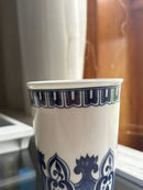 Vaso Decorativo Azul e Branco com Flores em Porcelana 11x8cm – Delicadeza e Elegância