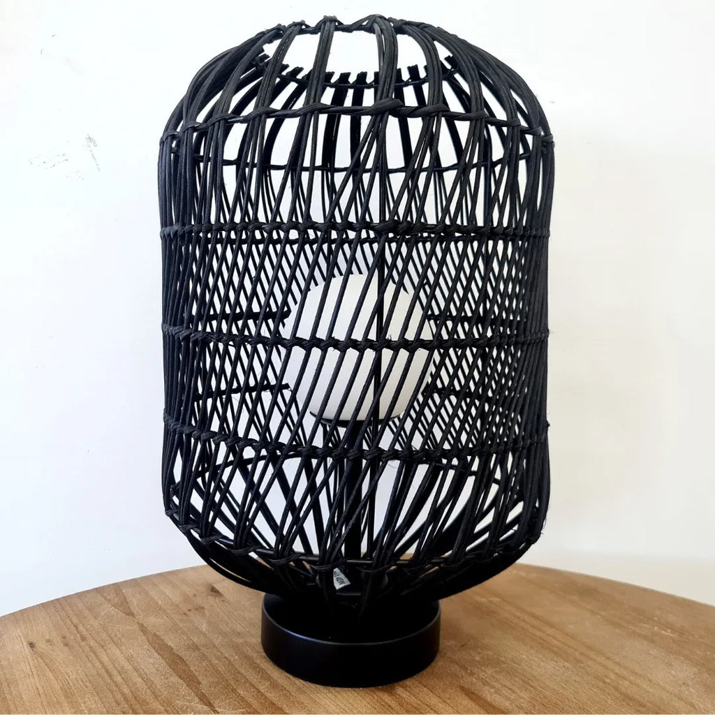 Abajur de Mesa Rattan Preto Luxo 40x24 cm – Estrutura em Metal