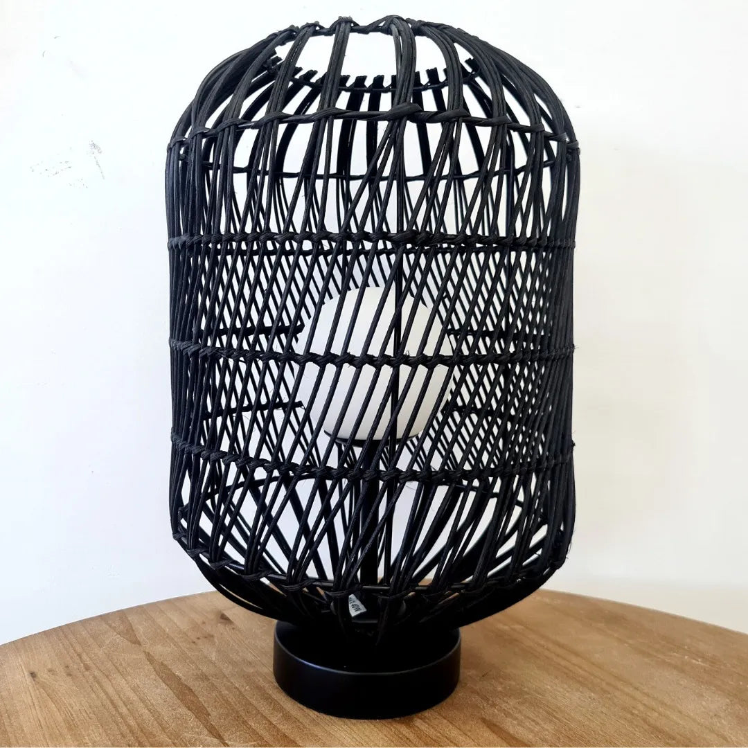 Abajur de Mesa Rattan Preto Luxo 40x24 cm – Estrutura em Metal