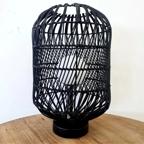 Abajur de Mesa Rattan Preto Luxo 40x24 cm – Estrutura em Metal