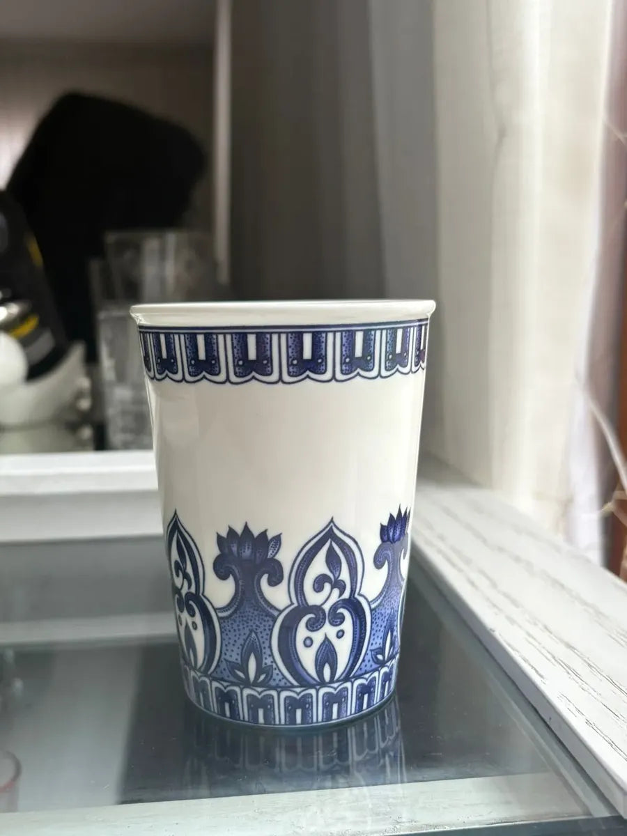 Vaso Decorativo Azul e Branco com Flores em Porcelana 11x8cm – Delicadeza e Elegância