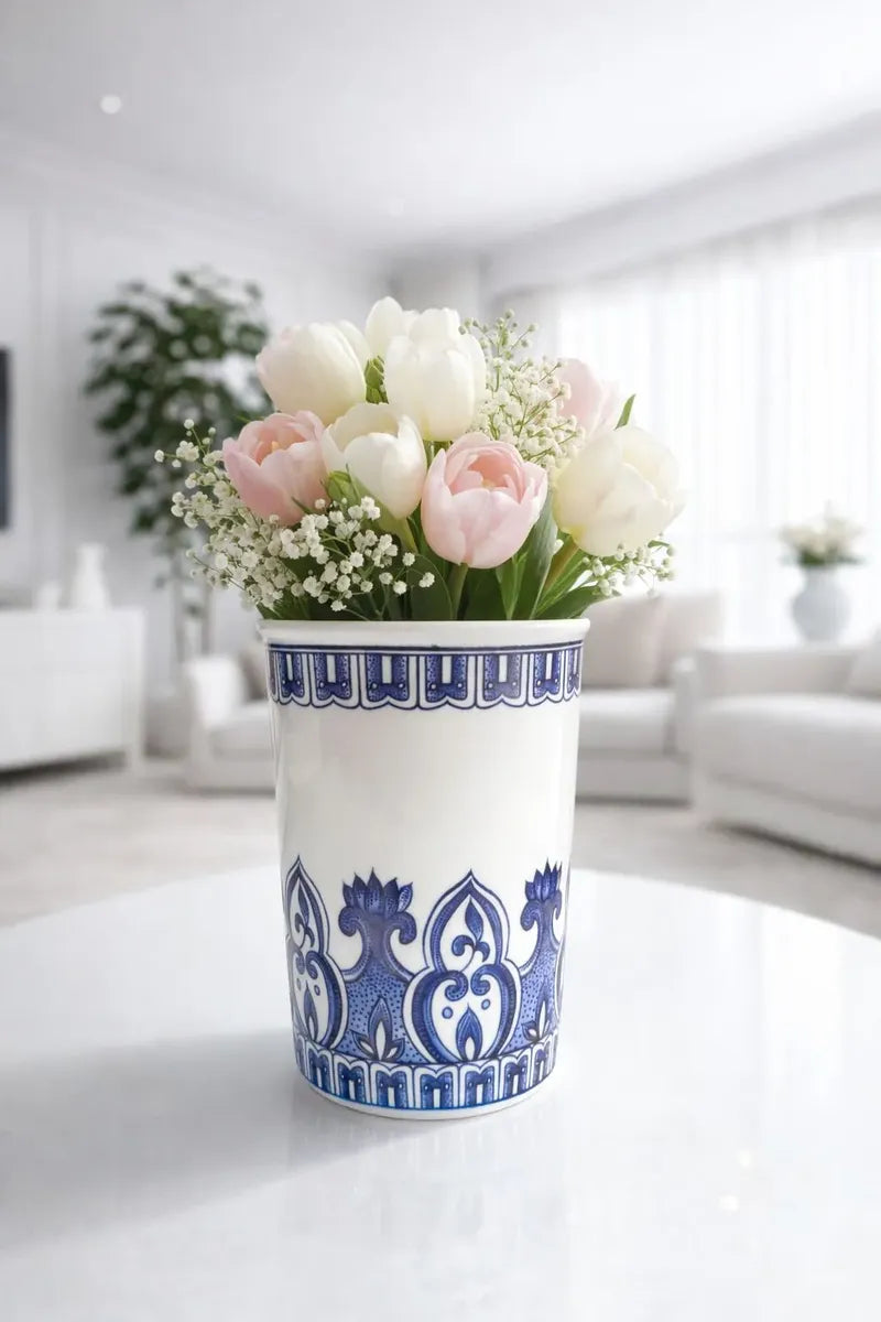 Vaso Decorativo Azul e Branco com Flores em Porcelana 11x8cm – Delicadeza e Elegância