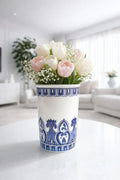 Vaso Decorativo Azul e Branco com Flores em Porcelana 11x8cm – Delicadeza e Elegância