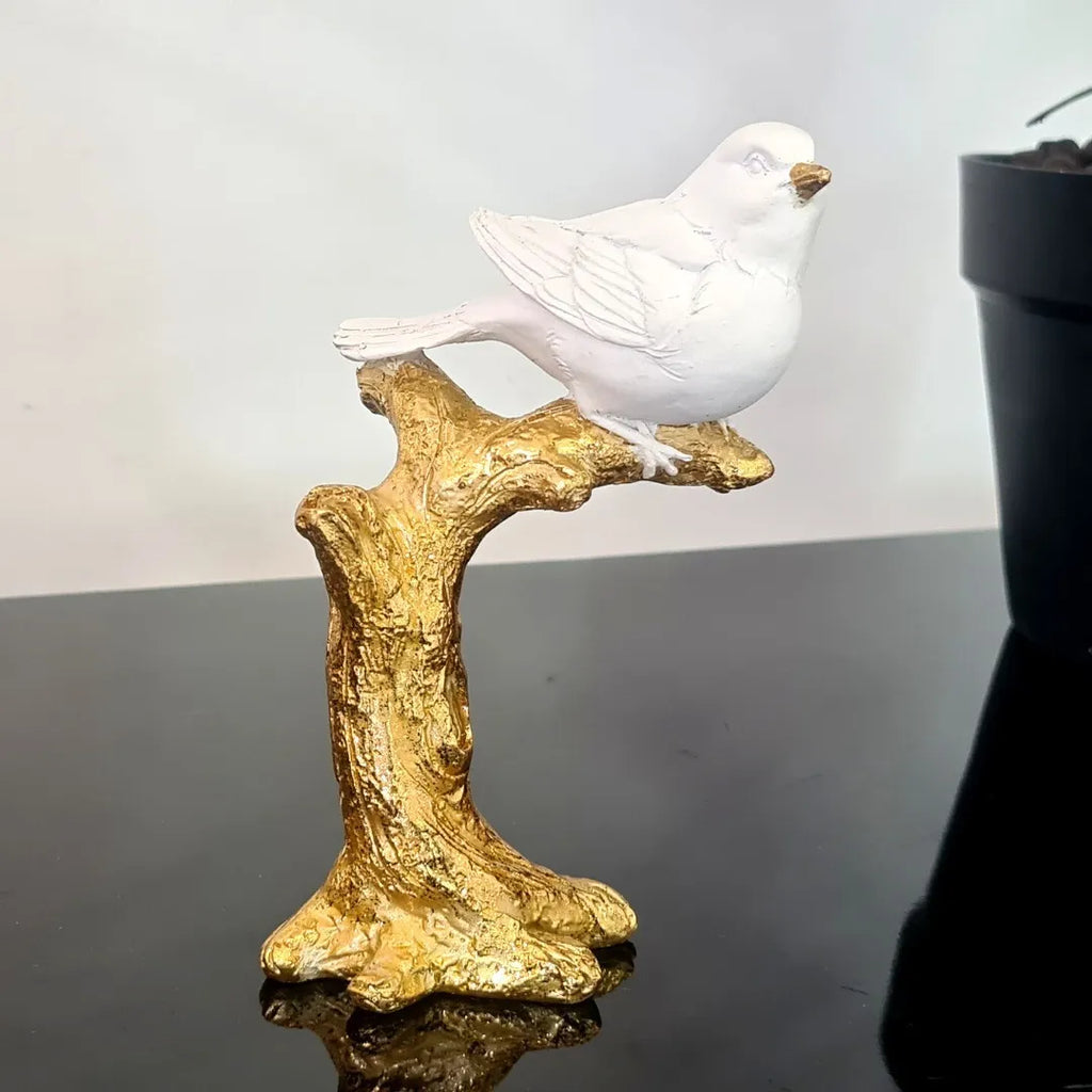 Escultura Decorativa Pássaro Branco com Base Dourada – 16 x 9 cm