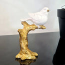 Escultura Decorativa Pássaro Branco com Base Dourada – 16 x 9 cm