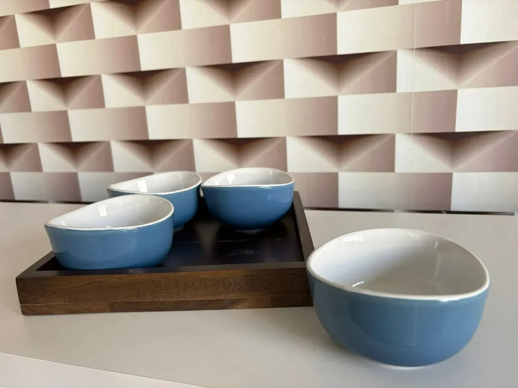 Petisqueira Redonda em Porcelana Azul Celeste com Base de Madeira 4 Divisórias 25cm