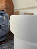 🏺 Vaso Decorativo em Cerâmica Creme com Flores em Relevo – Modelo Grande 18cm