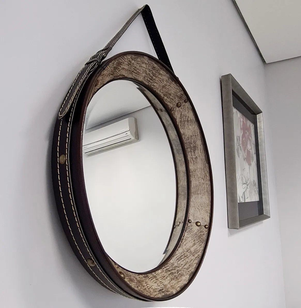 Espelho Adnet Decorativo Redondo com Alça em Couro Legítimo Preto/Marrom – 53 cm