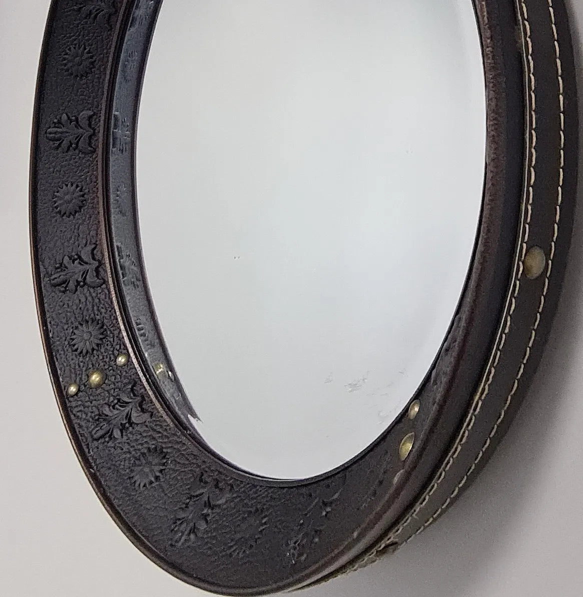 Espelho Decorativo Redondo Estilo Adnet com Alça em Couro Legítimo Preto – 57 cm