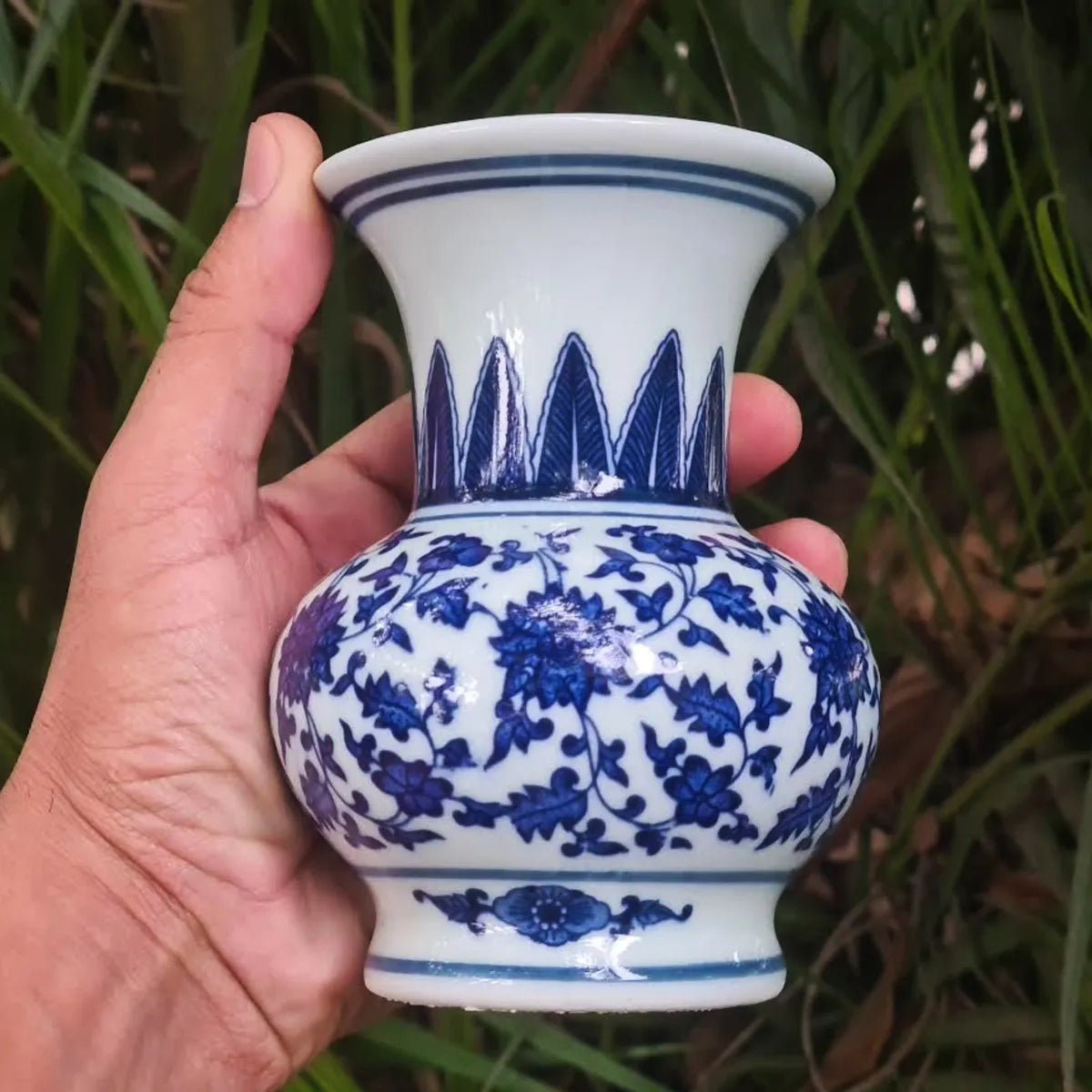Vaso Decorativo Mini em Porcelana Azul e Branco 13x10cm – Charme e Delicadeza
