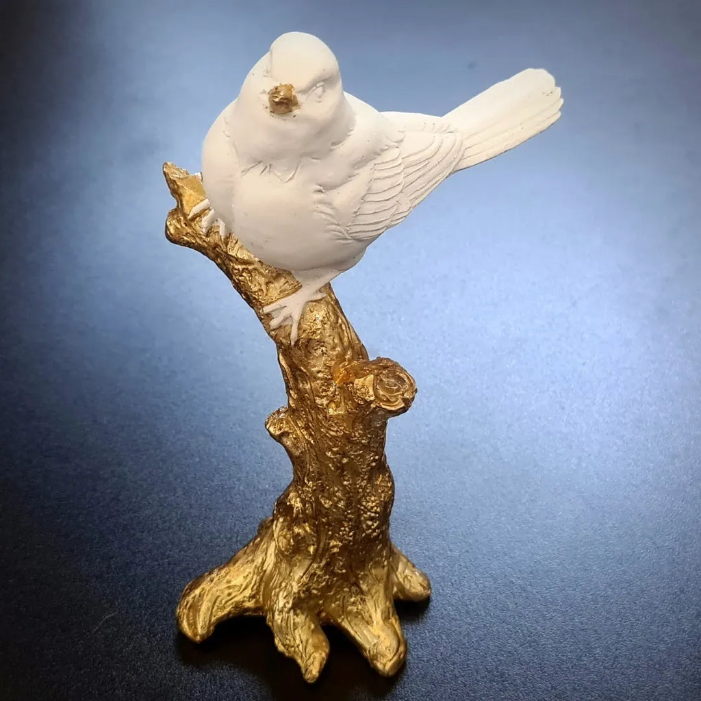 Escultura Decorativa Pássaro Branco com Base Dourada – 17 x 10 cm