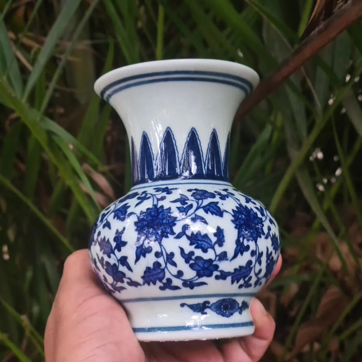 Vaso Decorativo Mini em Porcelana Azul e Branco 13x10cm – Charme e Delicadeza