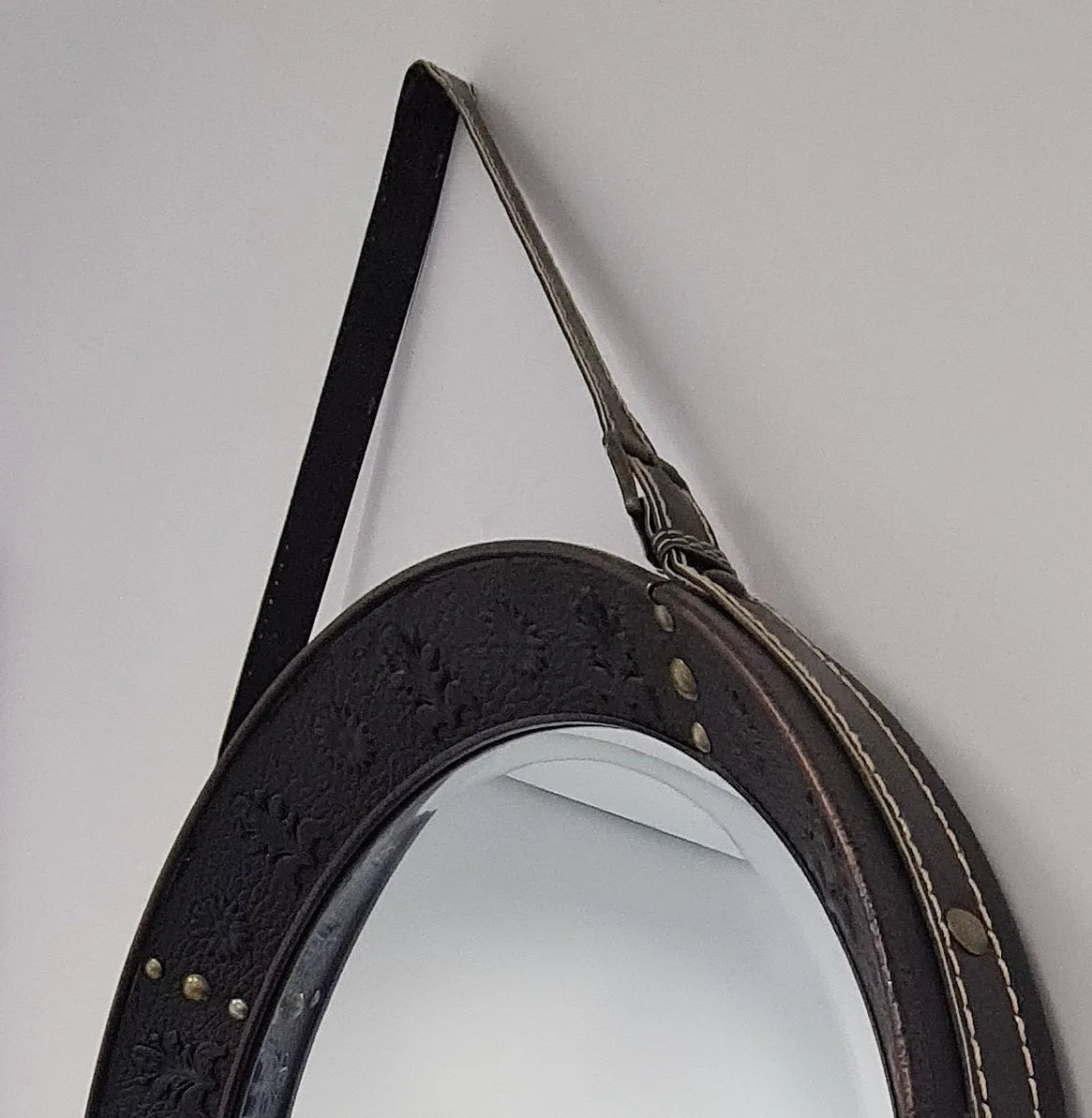 Espelho Decorativo Redondo Estilo Adnet com Alça em Couro Legítimo Preto – 57 cm