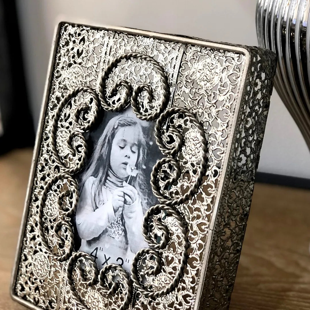 Porta-Retrato Vintage Prateado em Metal Vazado 7x12