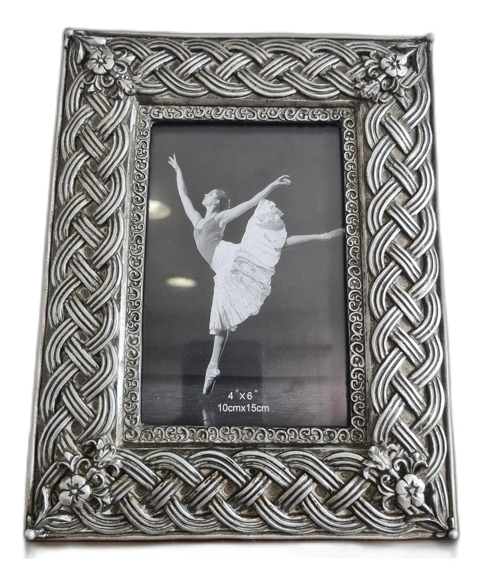 Porta-Retrato Elegance Prata em Poliresina 10x15 – Moldura Vintage com Relevo