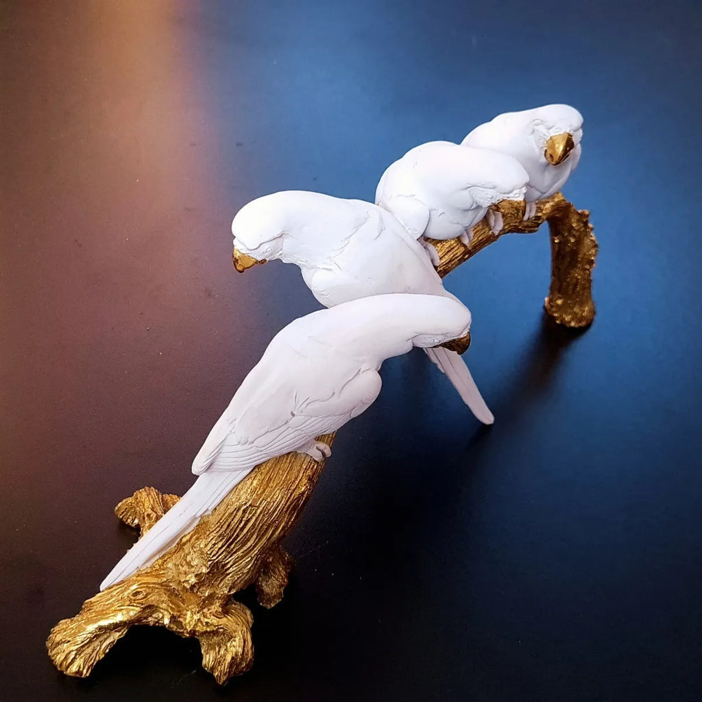 Escultura Decorativa Quarteto de Pássaros em Resina Branco com Estrutura Dourada 33x17