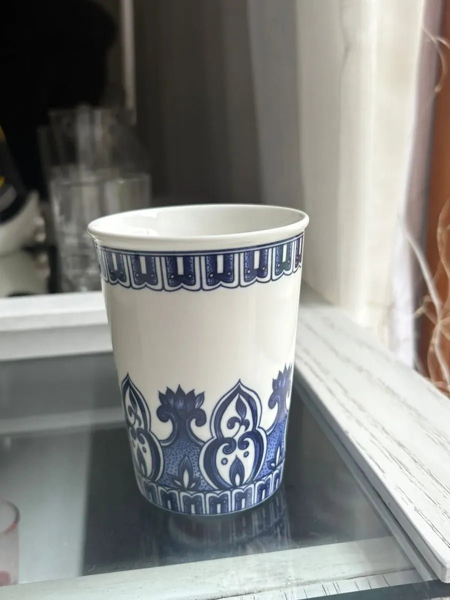 Vaso Decorativo Azul e Branco com Flores em Porcelana 11x8cm – Delicadeza e Elegância