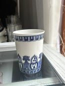 Vaso Decorativo Azul e Branco com Flores em Porcelana 11x8cm – Delicadeza e Elegância