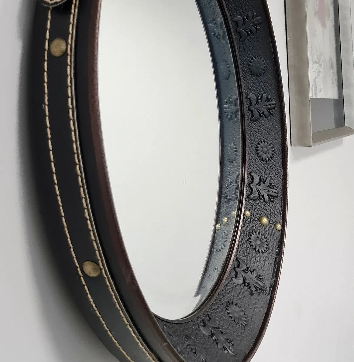 Espelho Decorativo Redondo Estilo Adnet com Alça em Couro Legítimo Preto – 57 cm