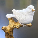 Escultura Decorativa Pássaro Branco com Base Dourada – 16 x 9 cm
