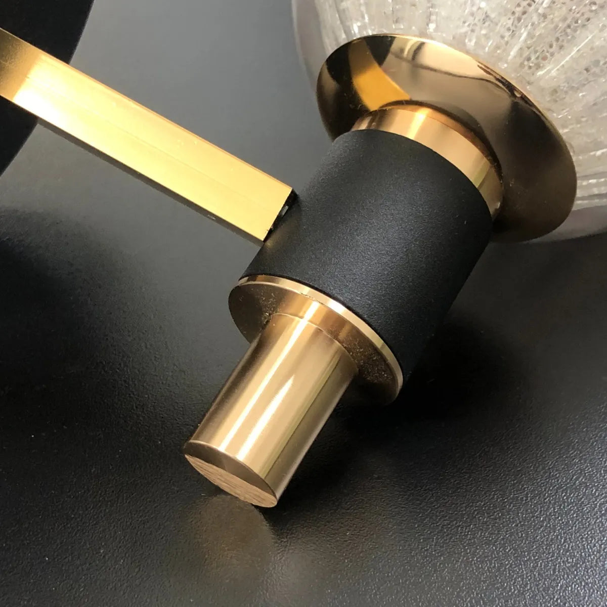 Arandela Moderna Globo Branco com Estrutura Rosê Gold 23x19cm – Bivolt