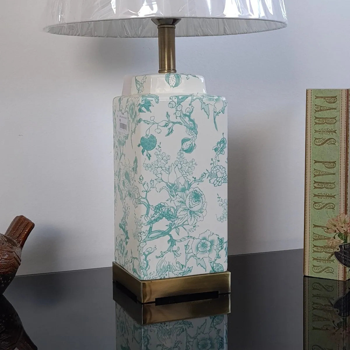 Abajur Luminária de Mesa Porcelana Branco com Verde e Metal Dourado 65x34 cm