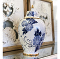Vaso Decorativo de Porcelana Azul e Branco com Detalhes Dourados – 39x20 cm