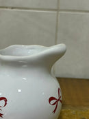 Leiteira Porcelana Branca com Corações Vermelhos Love 18x13x13 cm