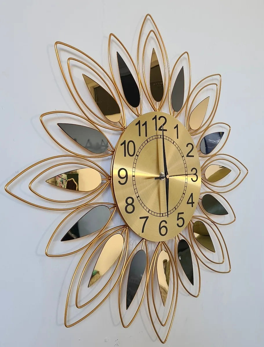 Relógio de Parede Dourado com Folhas Espelhadas em Metal – Design Europeu 60x60 (Silencioso)