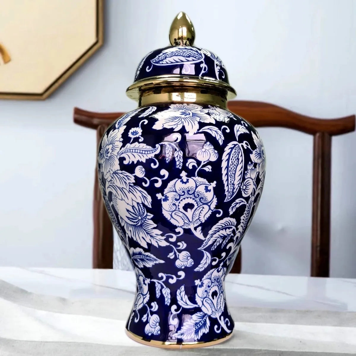Vaso Decorativo de Porcelana Azul Marinho e Dourado com Tampa – 42x22