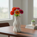 Vaso Decorativo em Cerâmica Branco 29cm – Design Moderno com Curvas Elegantes
