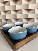 Petisqueira Redonda em Porcelana Azul Celeste com Base de Madeira 4 Divisórias 25cm